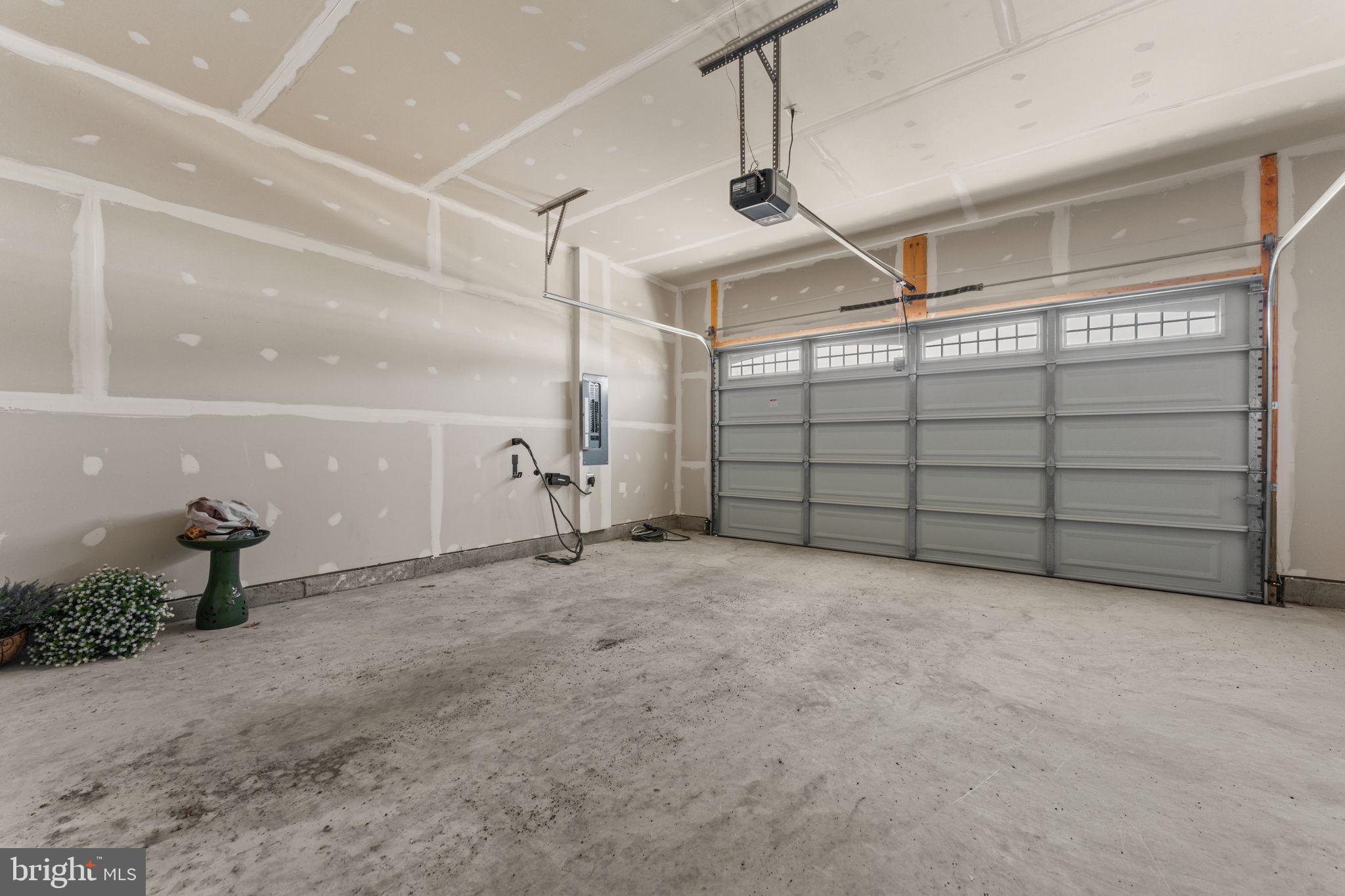 ABRAMS POINTE - Residential