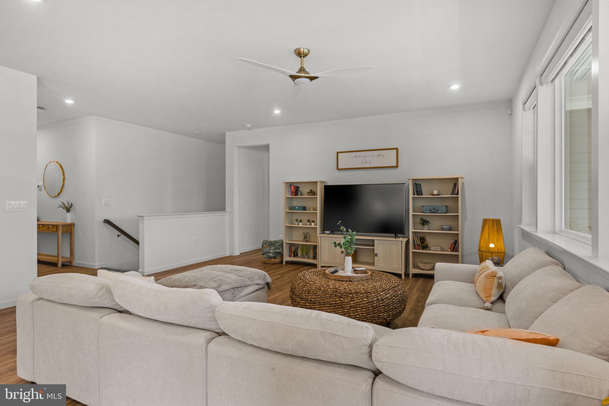 ABRAMS POINTE - Residential