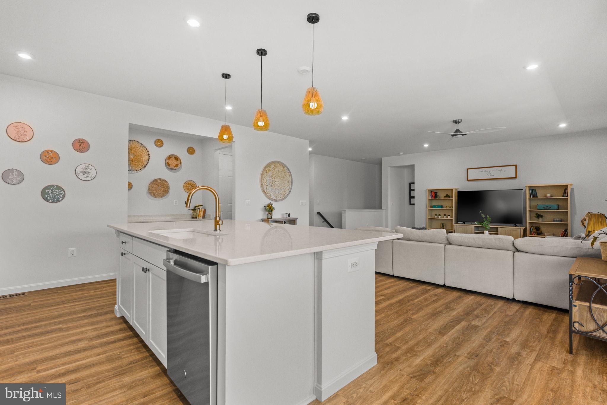 ABRAMS POINTE - Residential