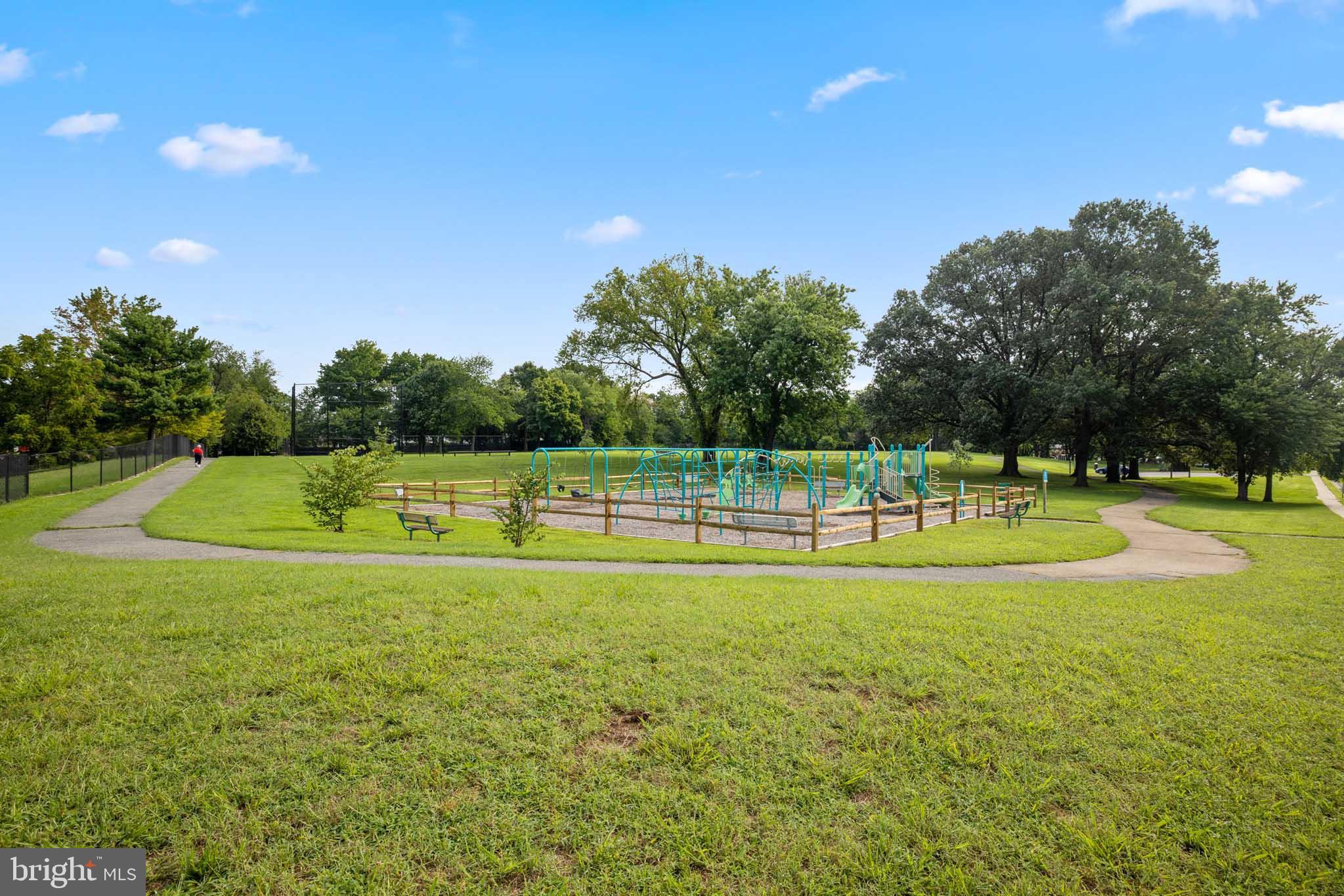COLONIAL DRIVE - Residential