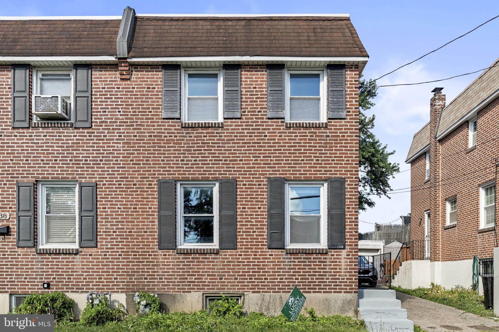 Very nice twin in Havertown section of Upper Darby Township. Close to Public transportation and shopping. walking distance to Supermarket and shops. Three bed room with two baths. Fully remodeled kitchen with brand new appliance. New heater and air condition. One car detached garage.