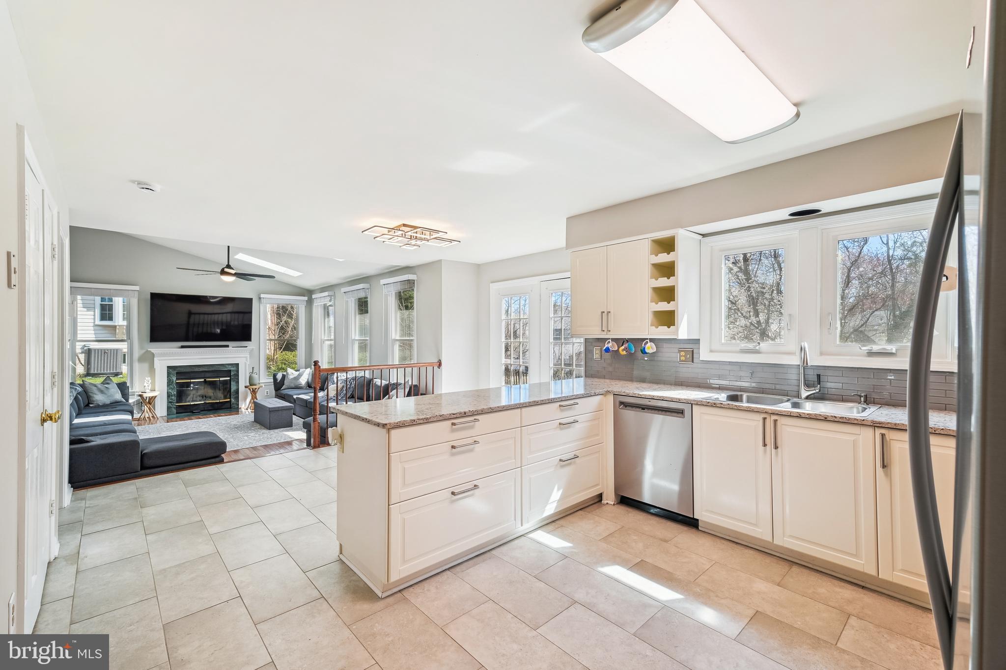 FOUR SEASONS - Residential