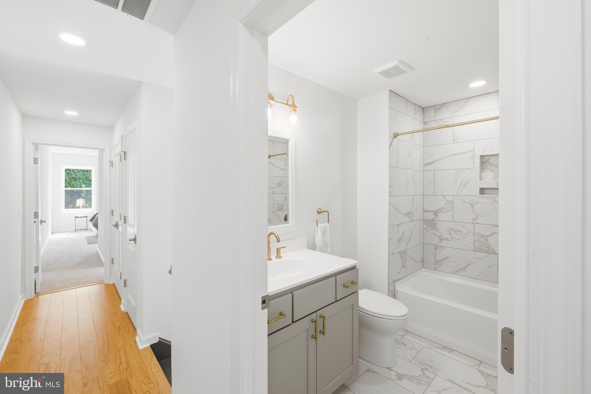 JOHNSTON SQUARE - Residential