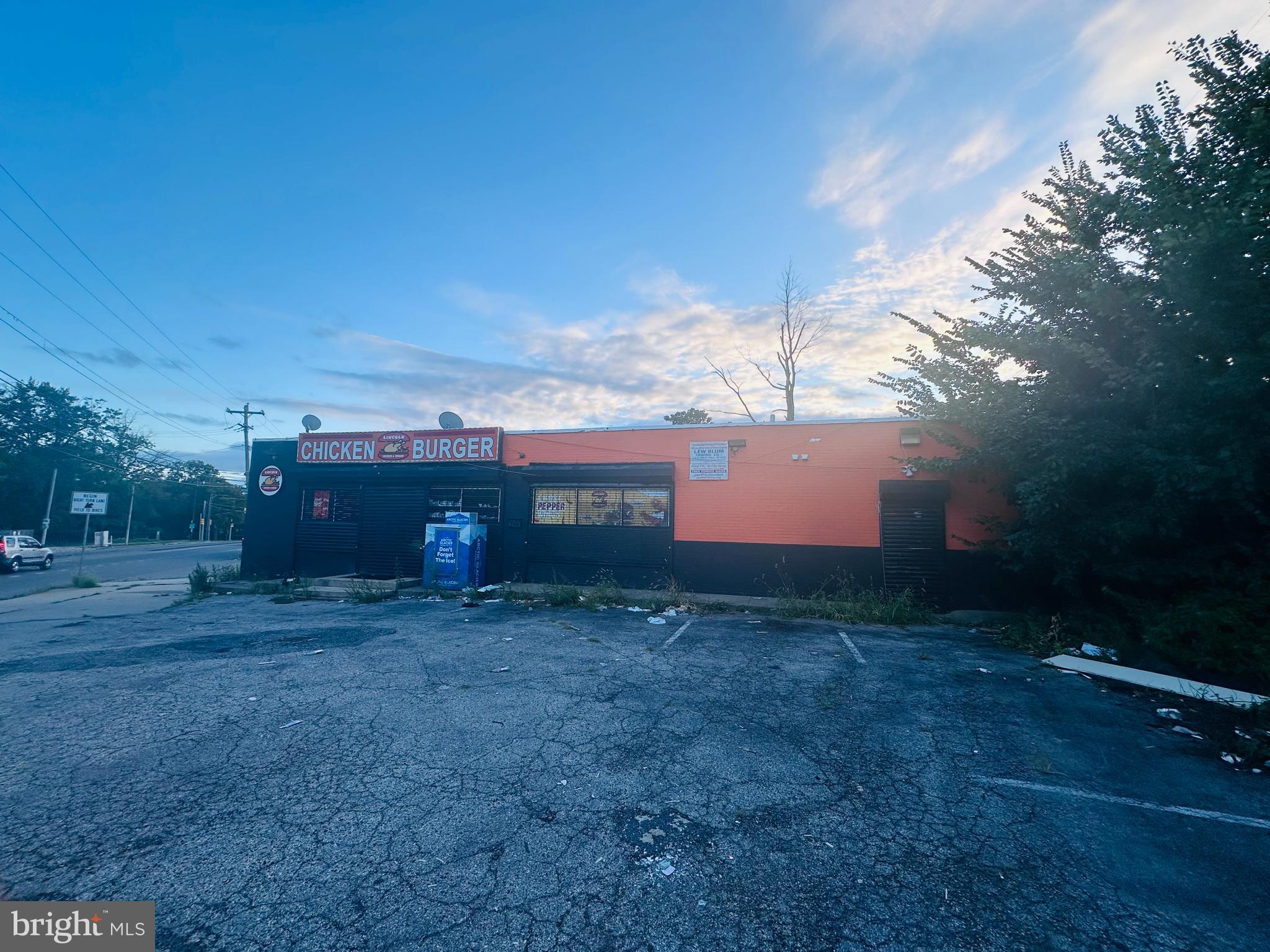 CASH BUYERS
Back on the Market! 
This property was previously under contract. The prior buyer was unable to secure financing. Now it’s your chance to take advantage of this opportunity! PROPERTY IS BEING SOLD AS-IS

The seller is motivated and has lowered the price to move quickly.
Commercial retail space for sale with a large parking lot, located in a high-growth area. Previously used as a retail store, ideal for any type of business. Freezers and restaurant equipment are available for purchase from the prior tenant. Contact the co-listing agent for details and showings.