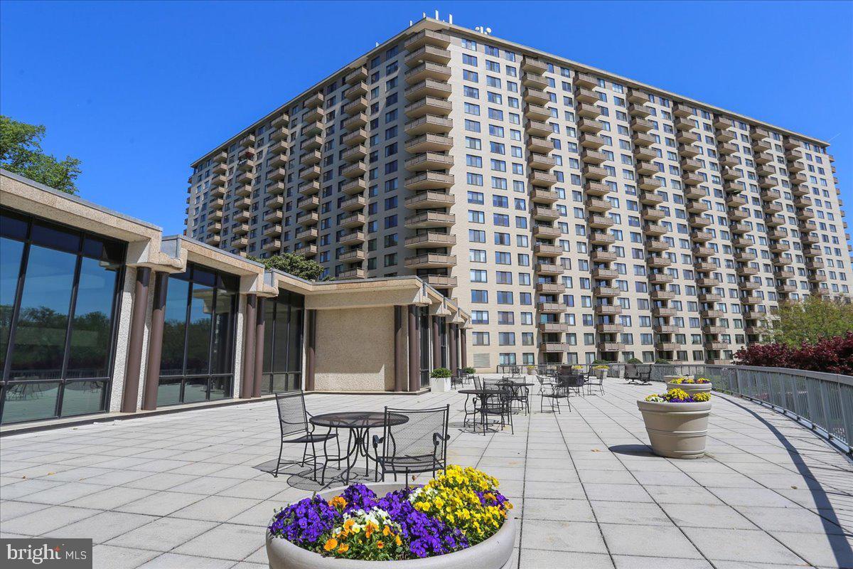 PROMENADE TOWERS - Residential
