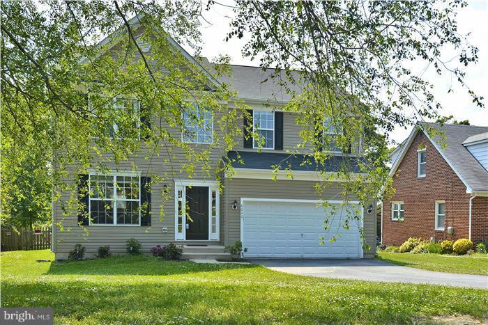 NO HOA ! Huge Bedrooms! Your buyer will be pleasantly surprised! Home theatre system with 120 inch Screen included! 3 finished levels for the growing family, 9" ceilings. Kitchen w/island, corian counters with lots of cabinet space. All Appliances convey, laundry room on bedroom level. Oversized fully fenced yard, 2 car garage, Deck.