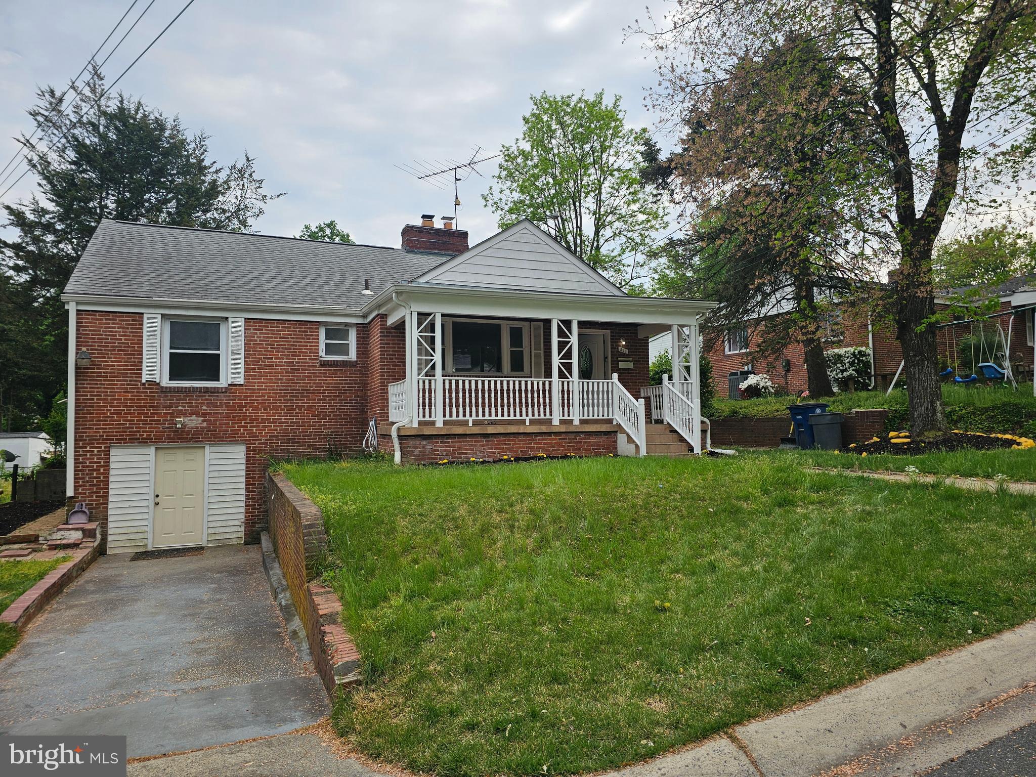 MONTGOMERY KNOLLS - Residential