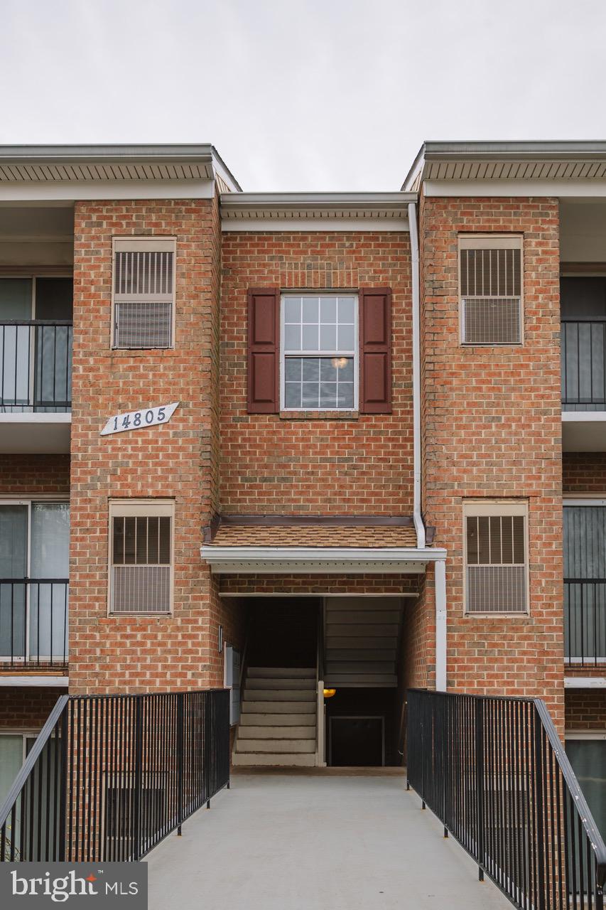 READY TO MOVE IN CONDITION!!!
Great opportunity to own a 1st-floor garden-style condo conveniently located within minutes of Rt 29, I-66, great schools, shops, and dining!  Open floor plan, large bedroom, en suite bathroom, and patio.  
Community amenities: outdoor pool, tennis courts, and clubhouse.  New floor, new wall paint, new toilet, new vanity, new water heater Washer & Dryer (2024), Kitchen faucet and water filter (2024)