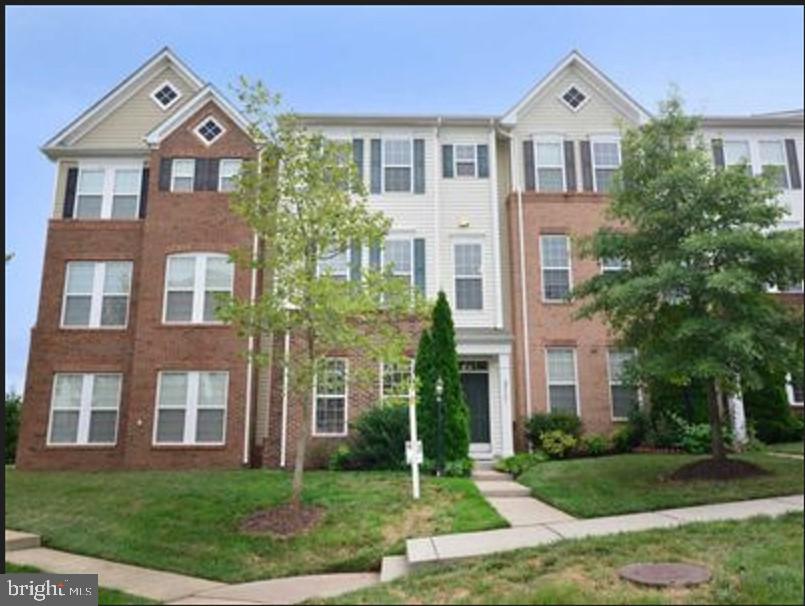 Stunning bright and large **2 Car garage Town home w/ 2400 sqf ft. 4 bedroom, 3.5 bath. Prime location in Brambleton Community min's from the Town Center, Bright & open floor plan w/3 levels extension, full house recently painted , gleaming hardwood floors , gourmet kitchen, 42 Kitchen Cabinets ,custom Granite counter tops , Large Living room , master bedroom w/tray ceiling and his/her large walk in closets. 3 additional bedrooms**Large composite Deck w/views**Rent Includes verizon high speed Internet & Cable TV**lots of storage space in garage**Top Loudoun County schools in walking distance. plenty of guest and common area parking.