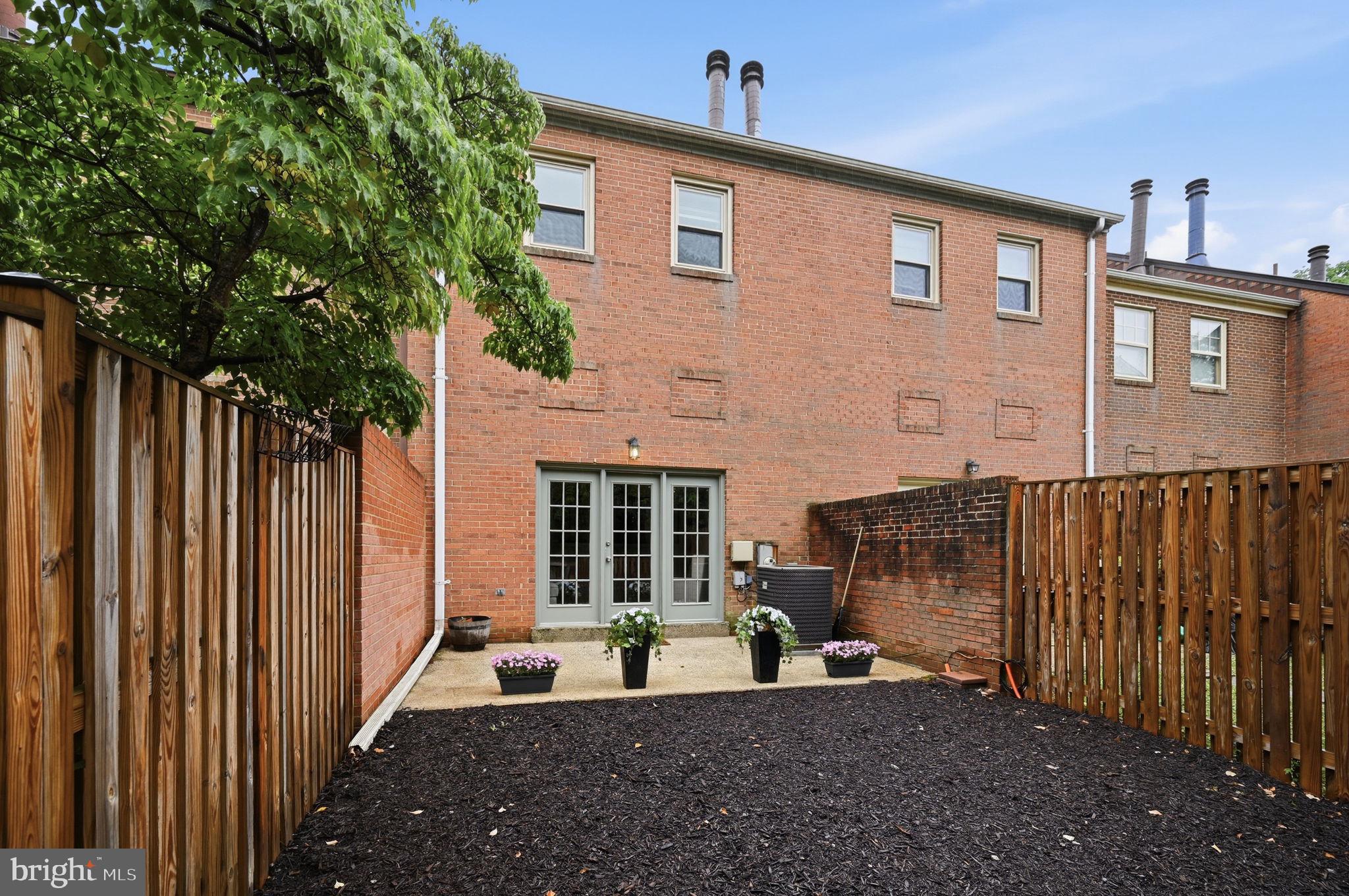 ADAMS COURT - Residential
