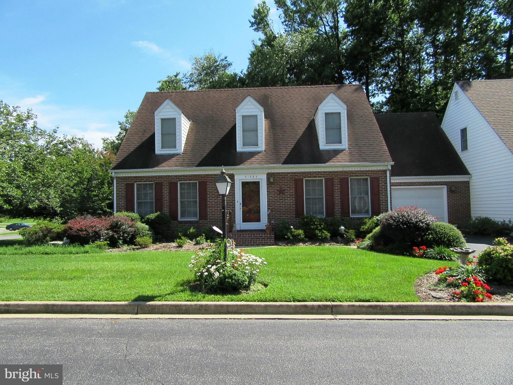 All brick End Unit cape cod townhouse in Singetree subdivision.This three bedroom 2 full bath home with single car garage and professional landscaping is awaiting a new owner. Located close to hospital, schools, churches, resturants and shopping. Make an appointment to see this home today.  Must be seen to appreciate. Thank you