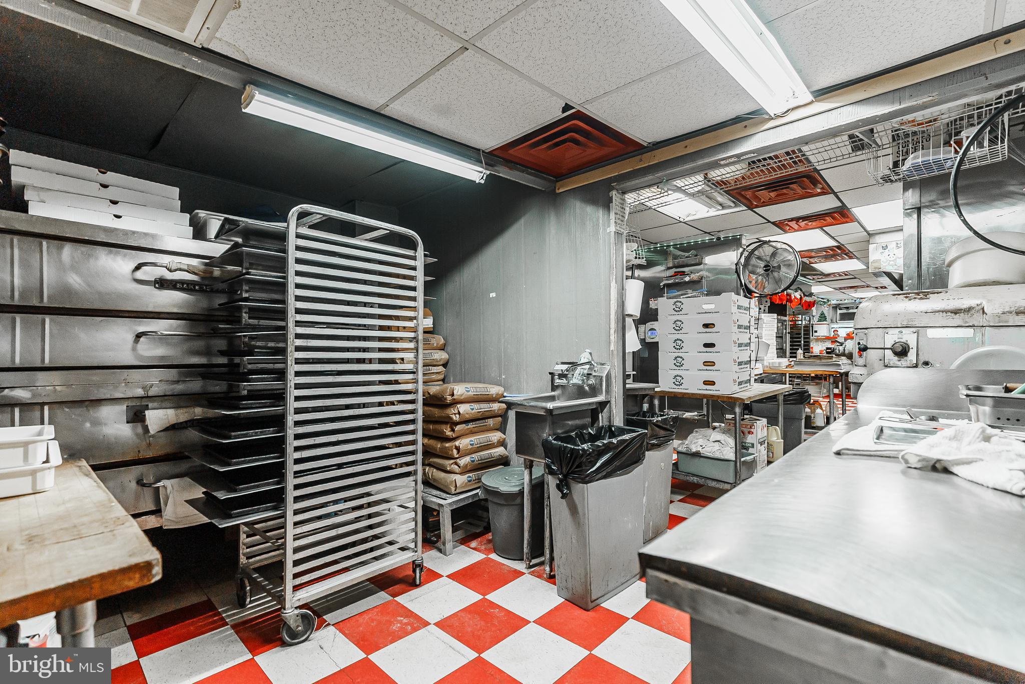 WHITMAN - Commercial Sale