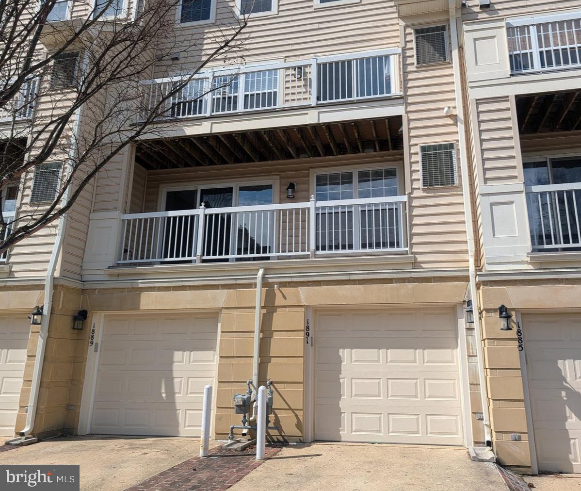 LINCOLN PARK - Residential Lease