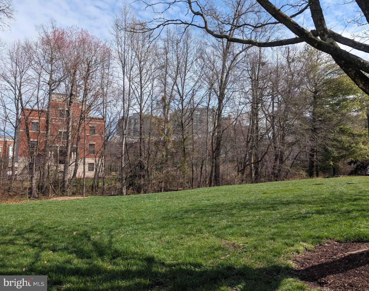 LINCOLN PARK - Residential Lease