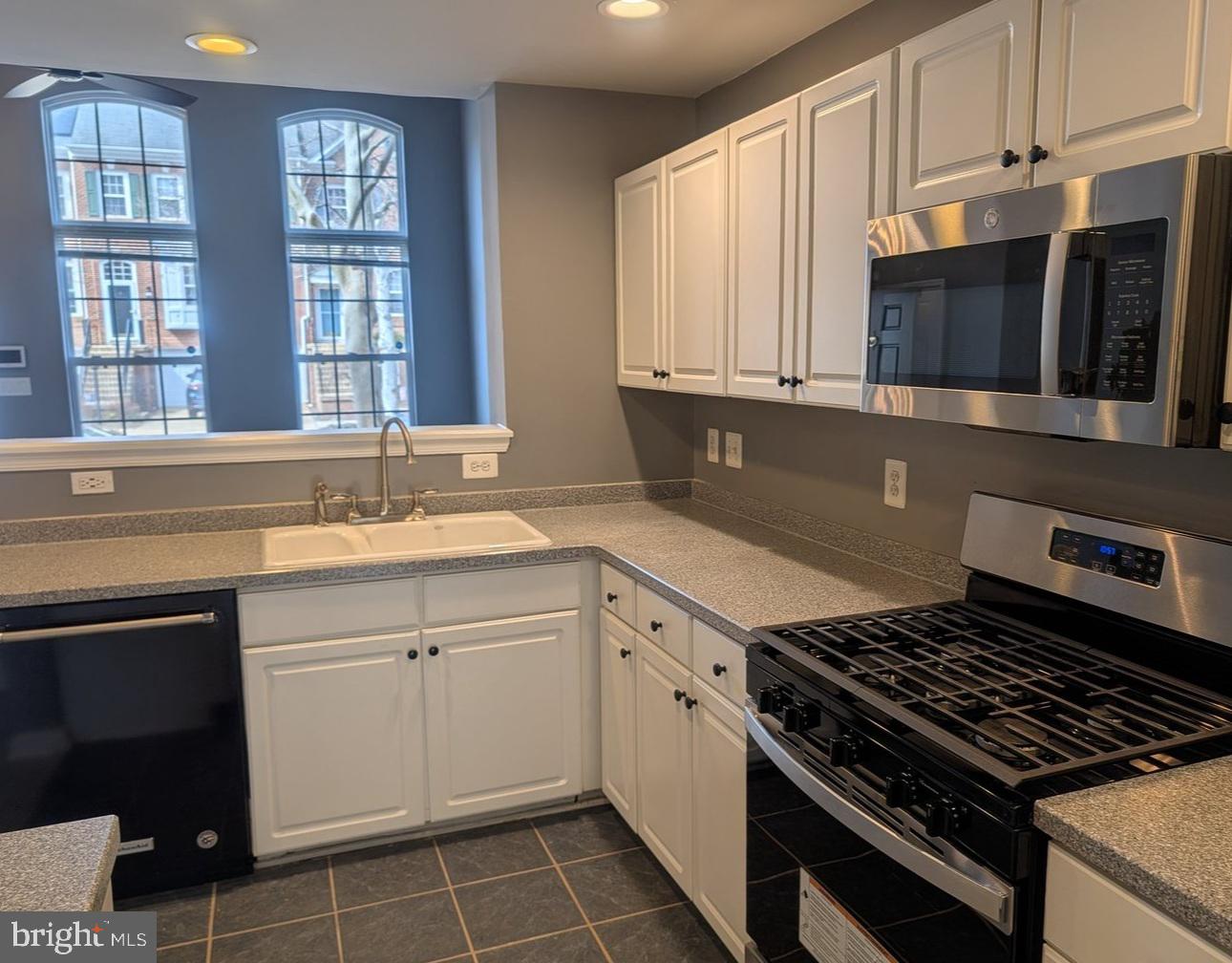LINCOLN PARK - Residential Lease