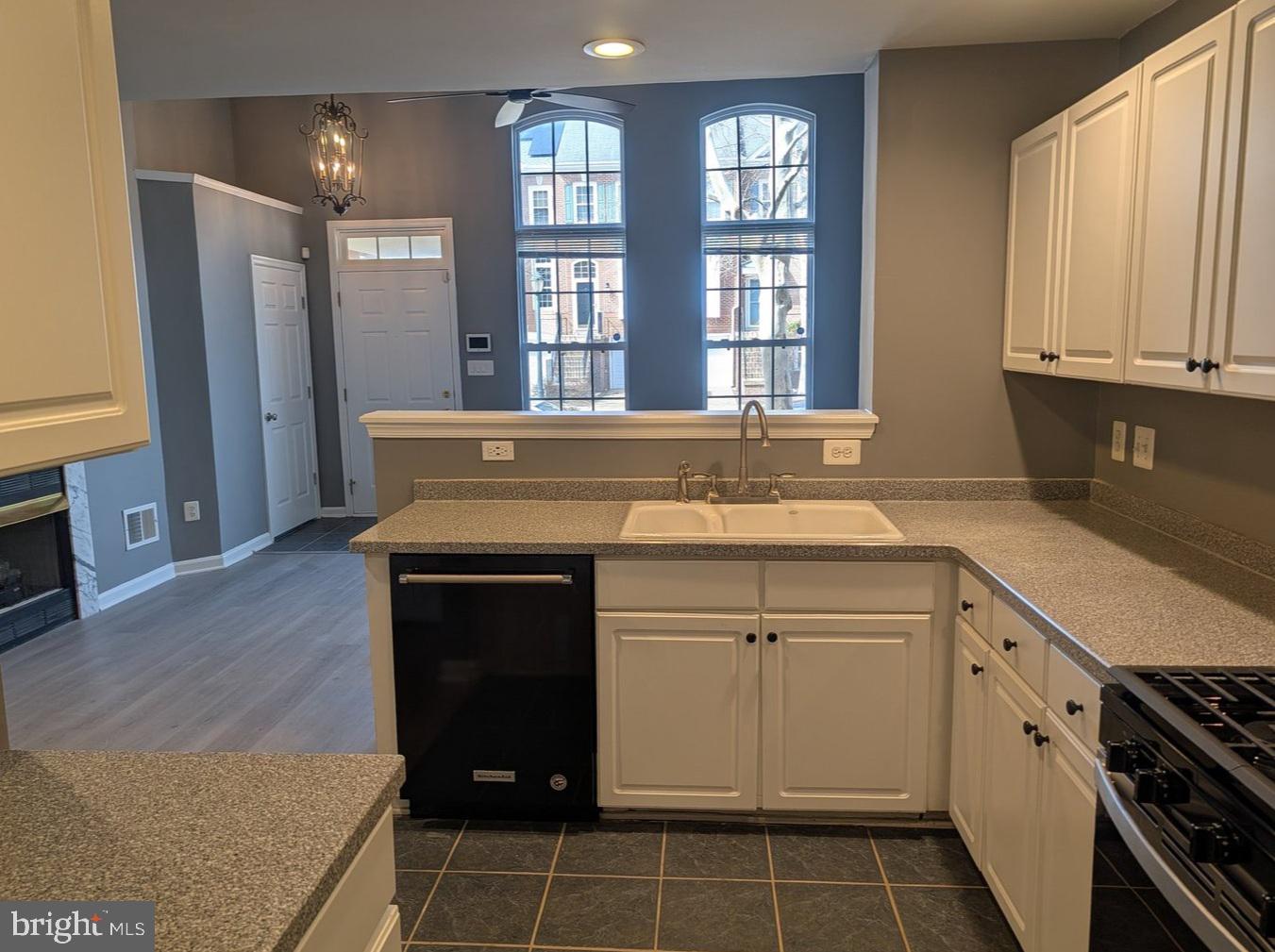 LINCOLN PARK - Residential Lease