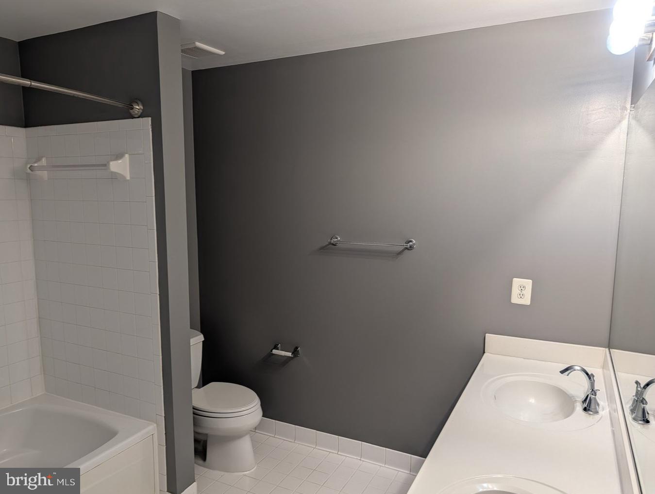 LINCOLN PARK - Residential Lease