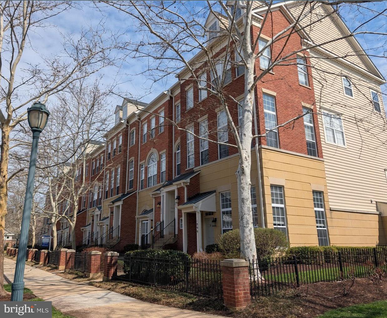 LINCOLN PARK - Residential Lease
