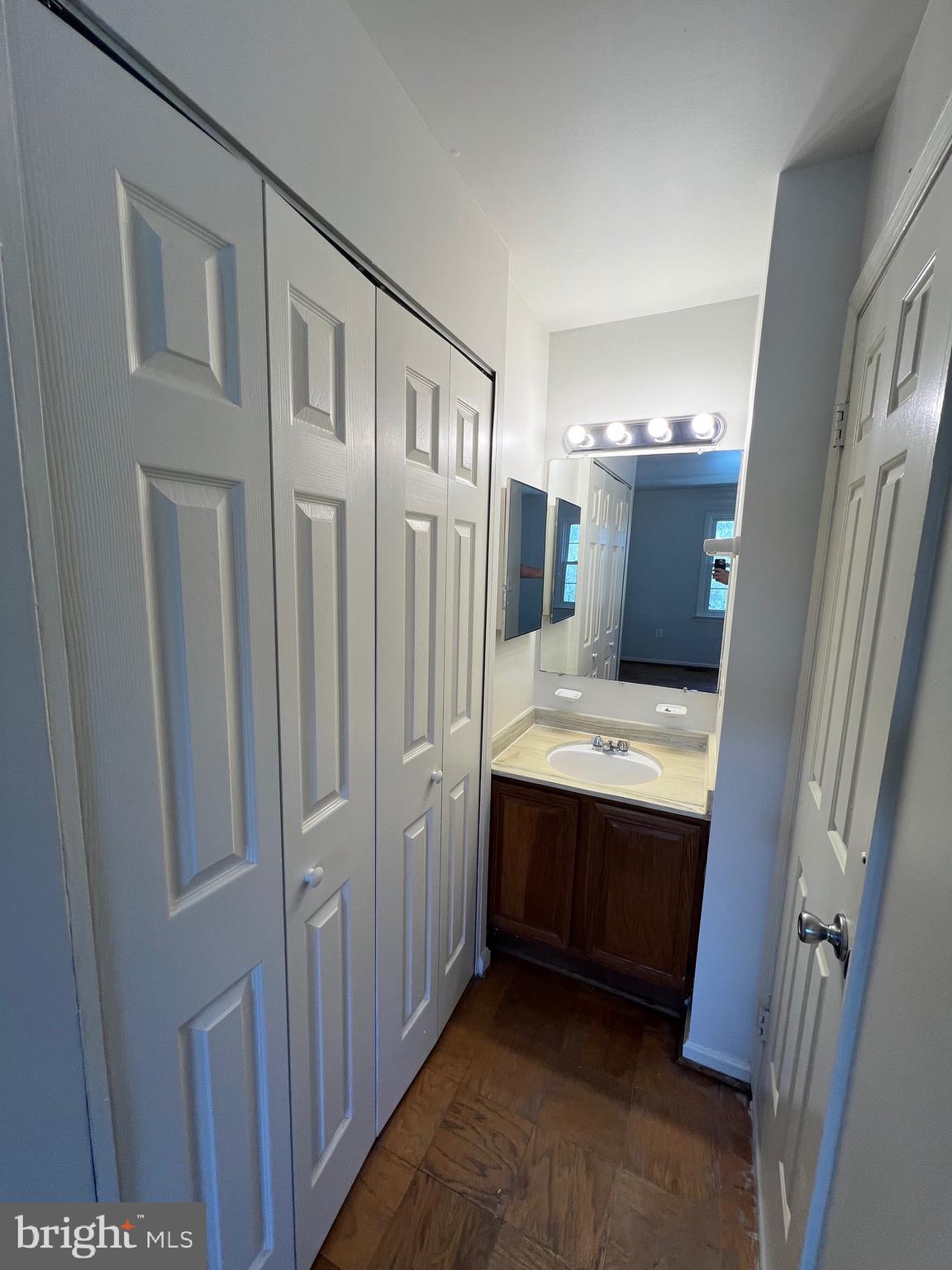 VILLAGE OF OAKLAND MILLS - Residential Lease