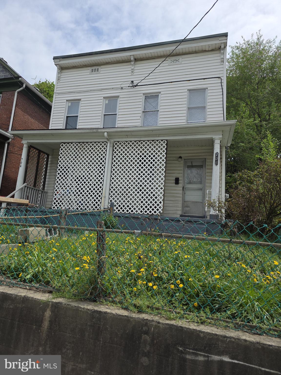 This is an income producing duplex. One side pays $800 a month, the other $750
