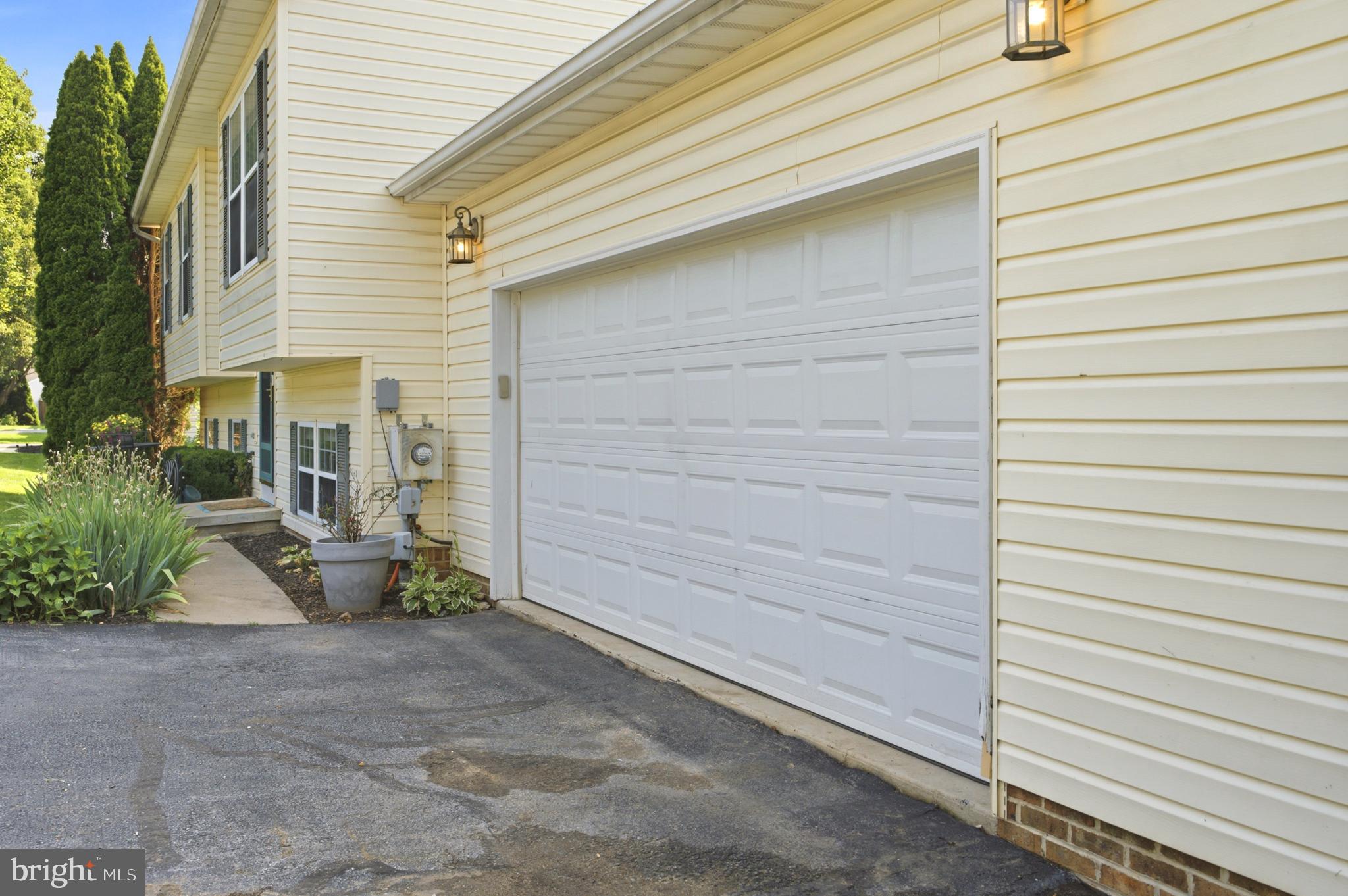 WHISPERING HILLS - Residential
