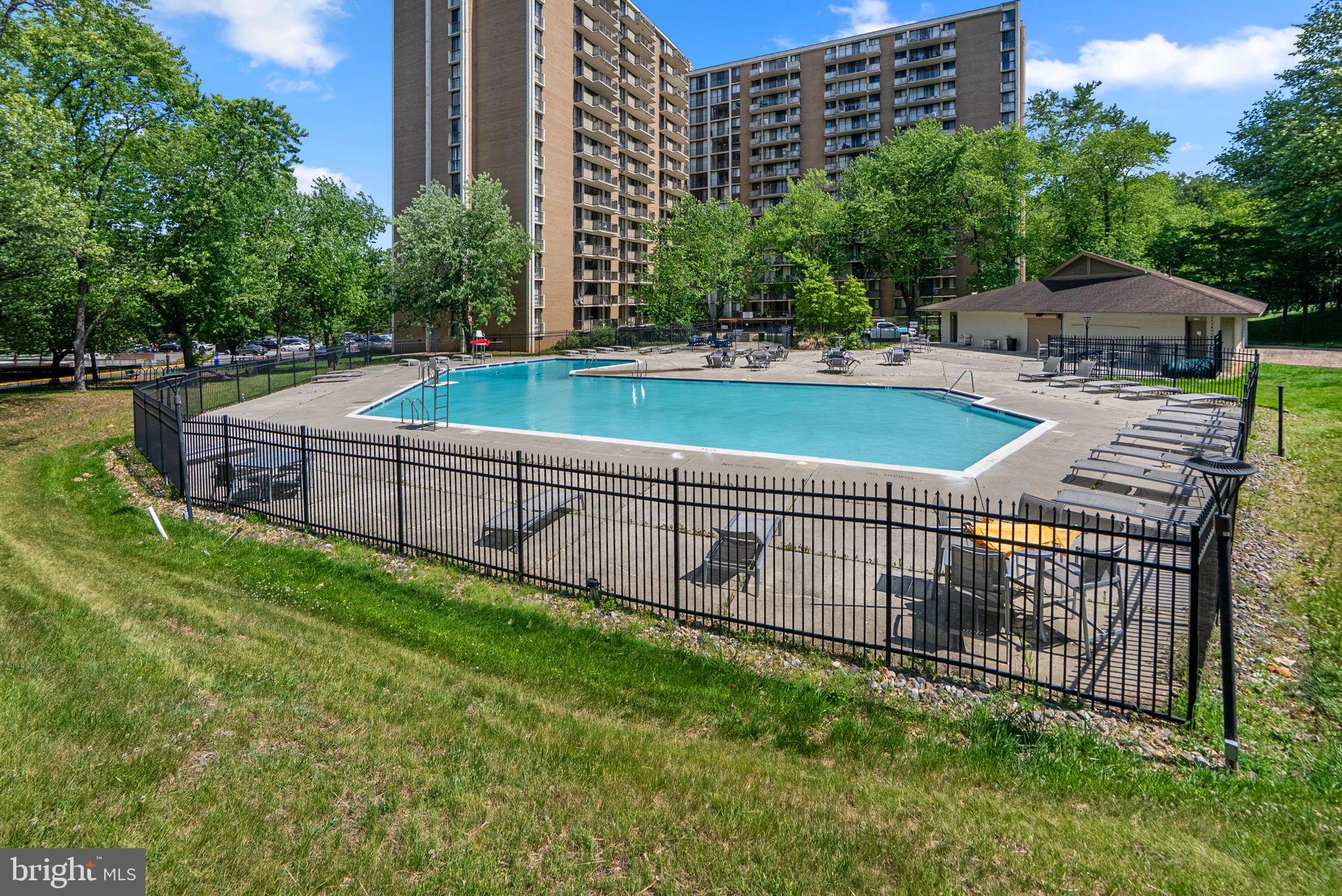 TOWERS IN WESTCHESTER PARK - Residential