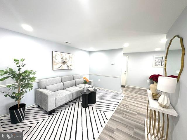 FARMINGDALE - Residential