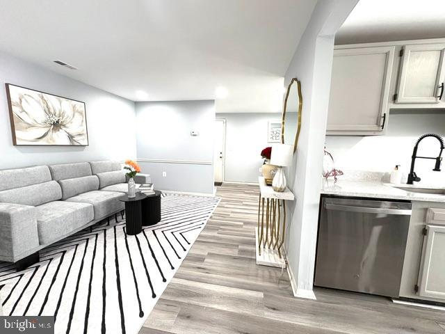 FARMINGDALE - Residential