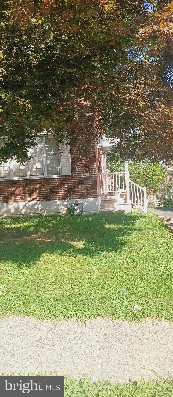 **🏡 Welcome Home to 517 Poplar St.!**

The search for your new home may end here! This charming twin home offers the perfect blend of comfort, space, and potential.

Featuring **3 spacious bedrooms** and **1.5 bathrooms**, this home includes generously sized closets and ceiling fans throughout for added comfort. The **finished basement** provides extra living space that's perfect for entertaining, a family room, or a home office, with convenient access to the backyard.

Enjoy both **front and rear yards**, ideal for gardening, relaxing, or hosting family and friends, along with a **shared driveway** for off-street parking.

Whether you're a **first-time homebuyer** or looking for your next investment, be sure to add **517 Poplar St.** to your must-see list!

**The property is being sold as-is and is priced accordingly**, making it a fantastic opportunity to add your own personal touches.

📞 Schedule your showing today and imagine the possibilities!

Pics are coming soon. Some work is still being completed!