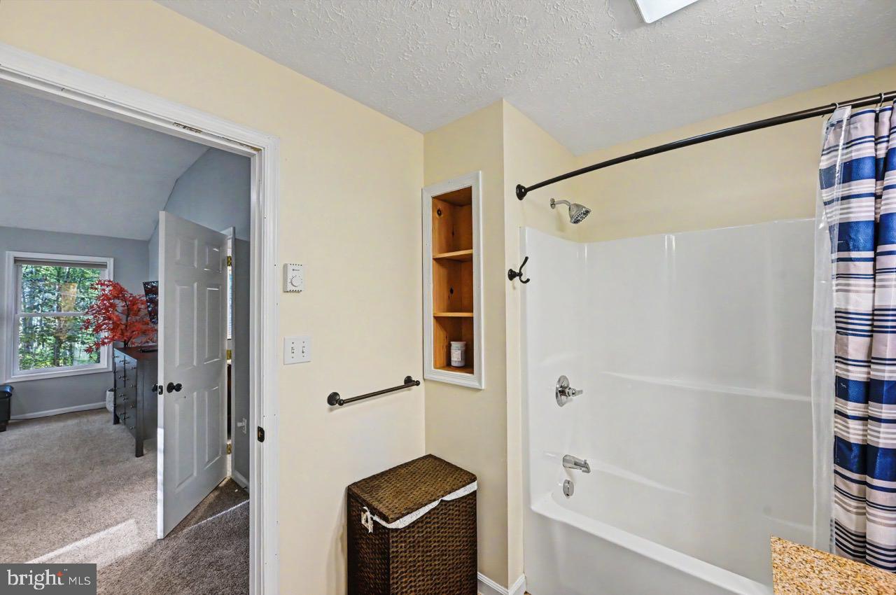 ARROWHEAD  LAKES - Residential