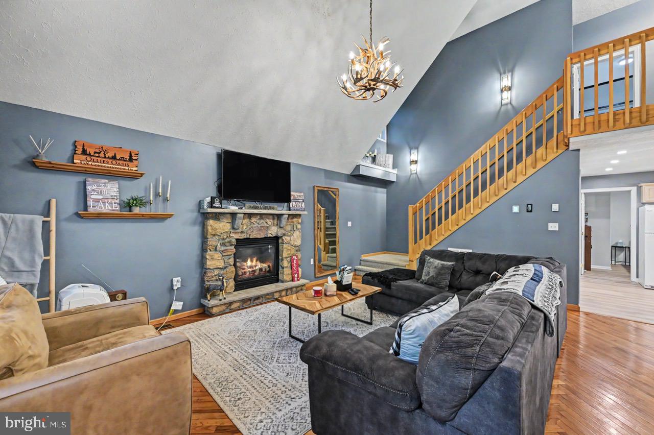 ARROWHEAD  LAKES - Residential