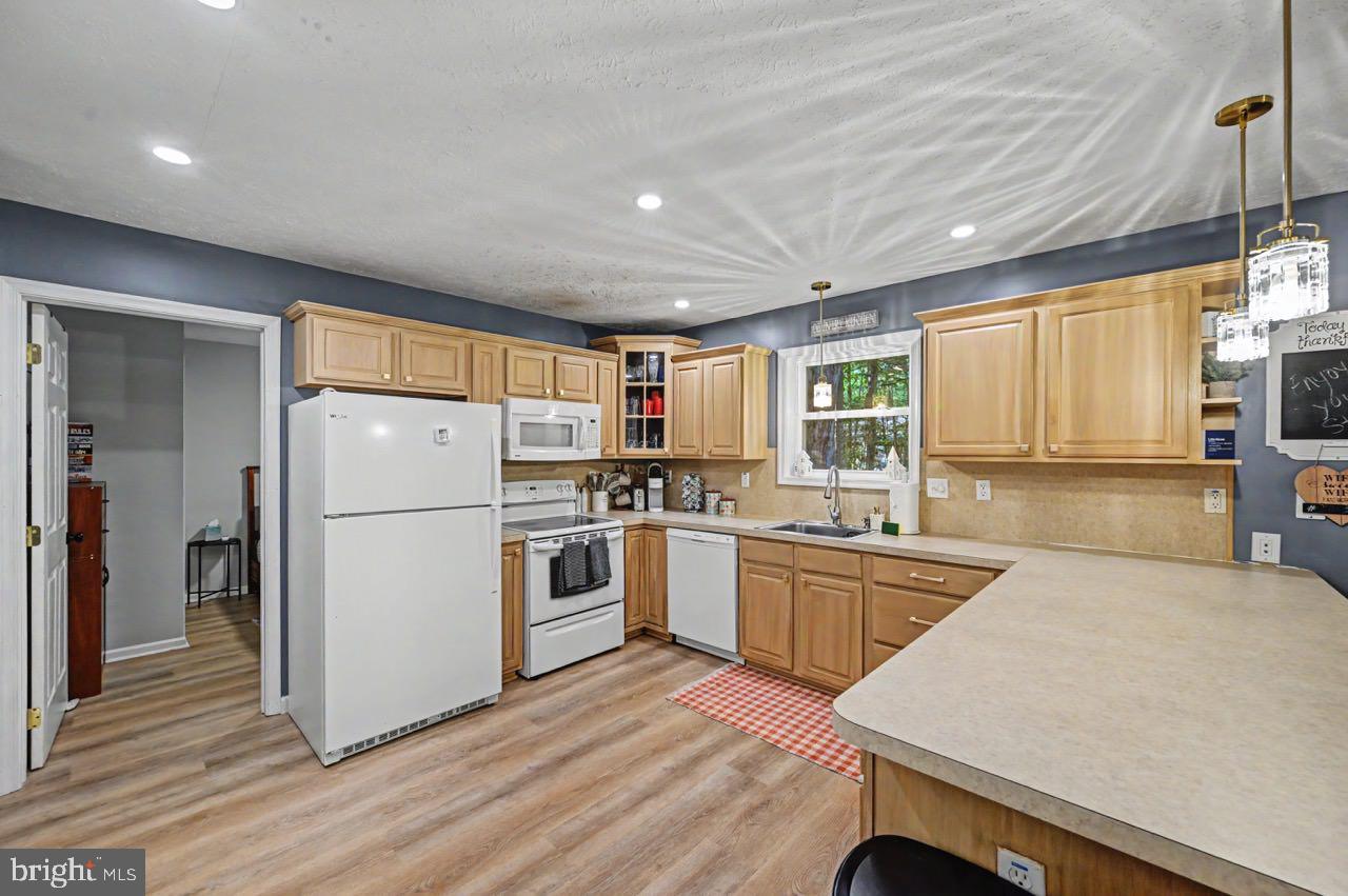 ARROWHEAD  LAKES - Residential