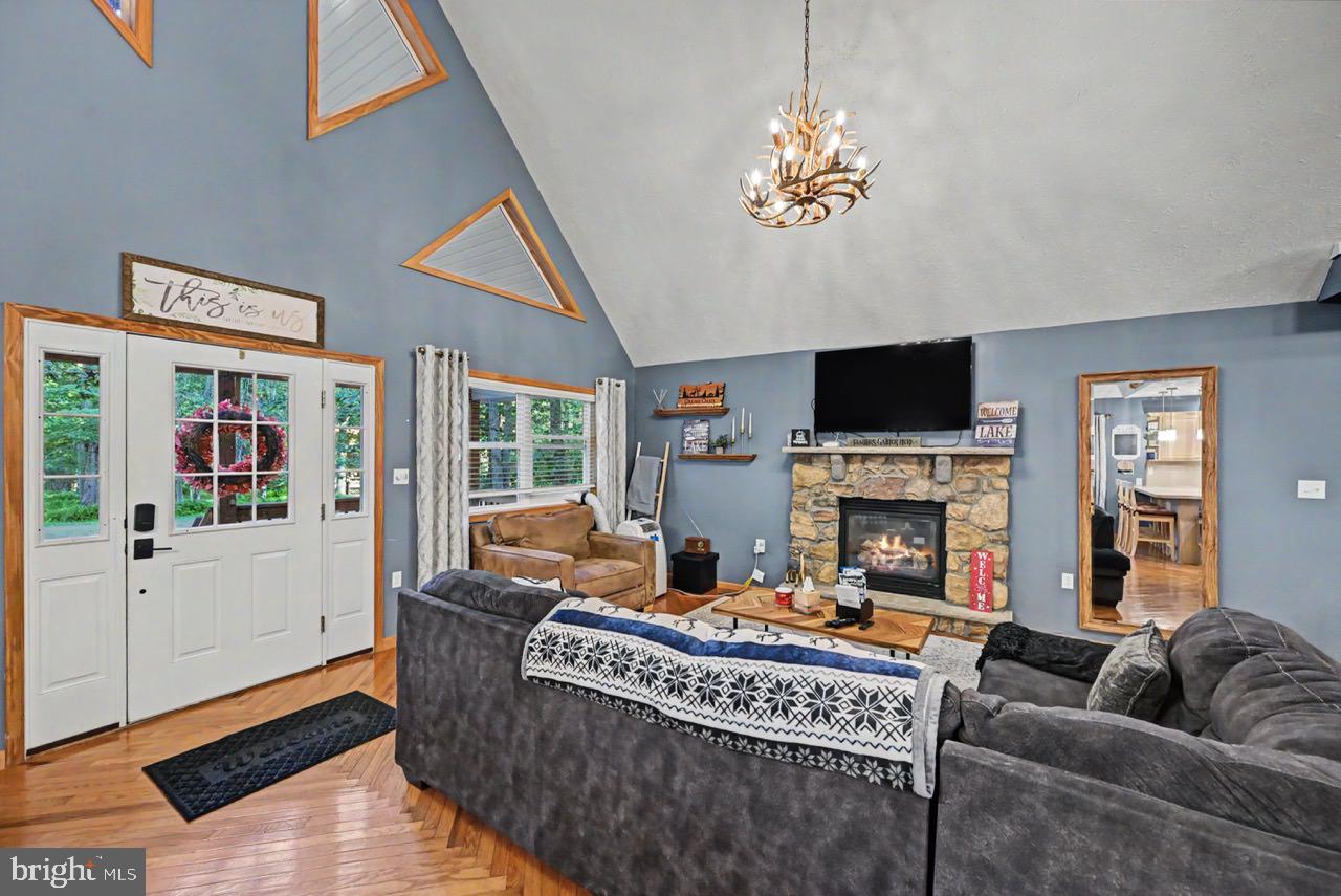 ARROWHEAD  LAKES - Residential