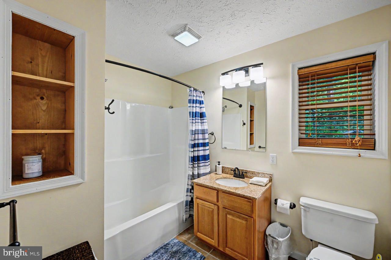 ARROWHEAD  LAKES - Residential