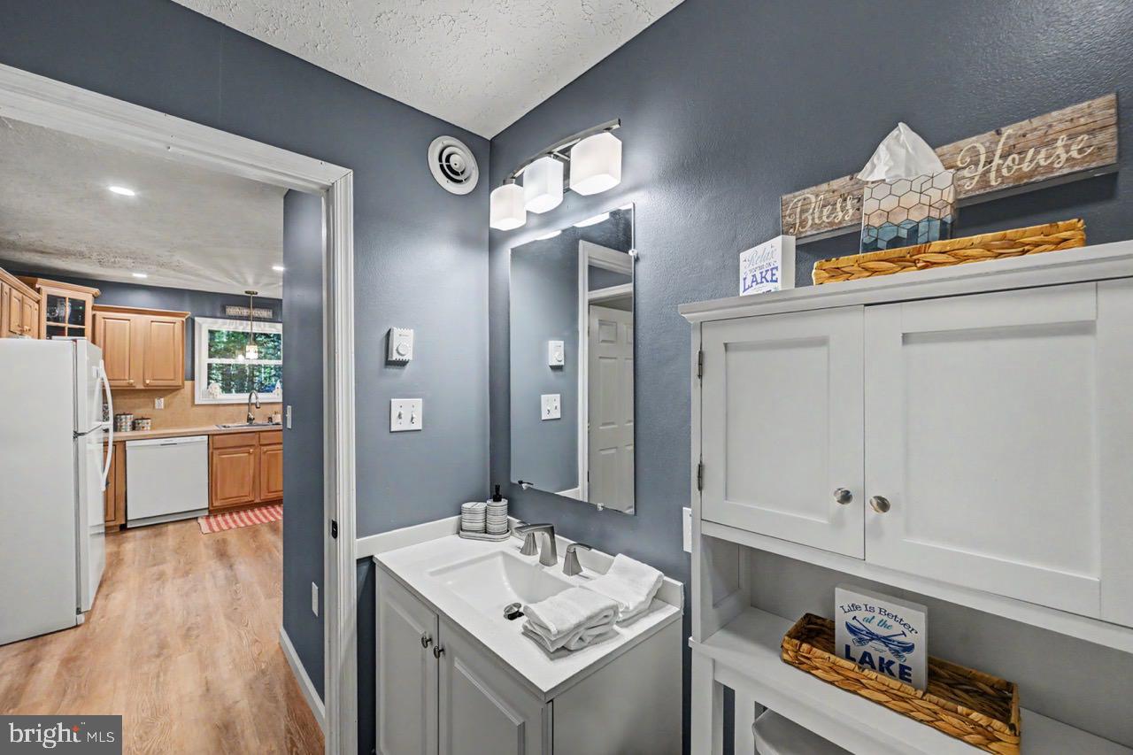 ARROWHEAD  LAKES - Residential
