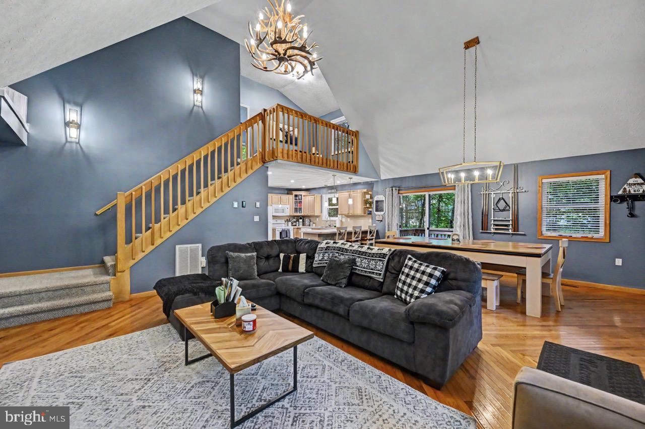 ARROWHEAD  LAKES - Residential
