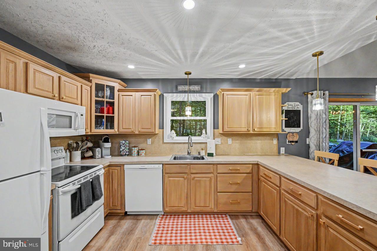 ARROWHEAD  LAKES - Residential