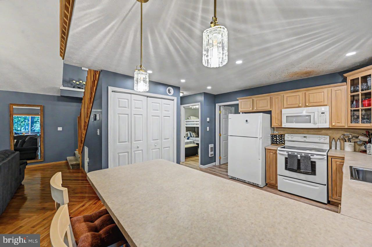 ARROWHEAD  LAKES - Residential