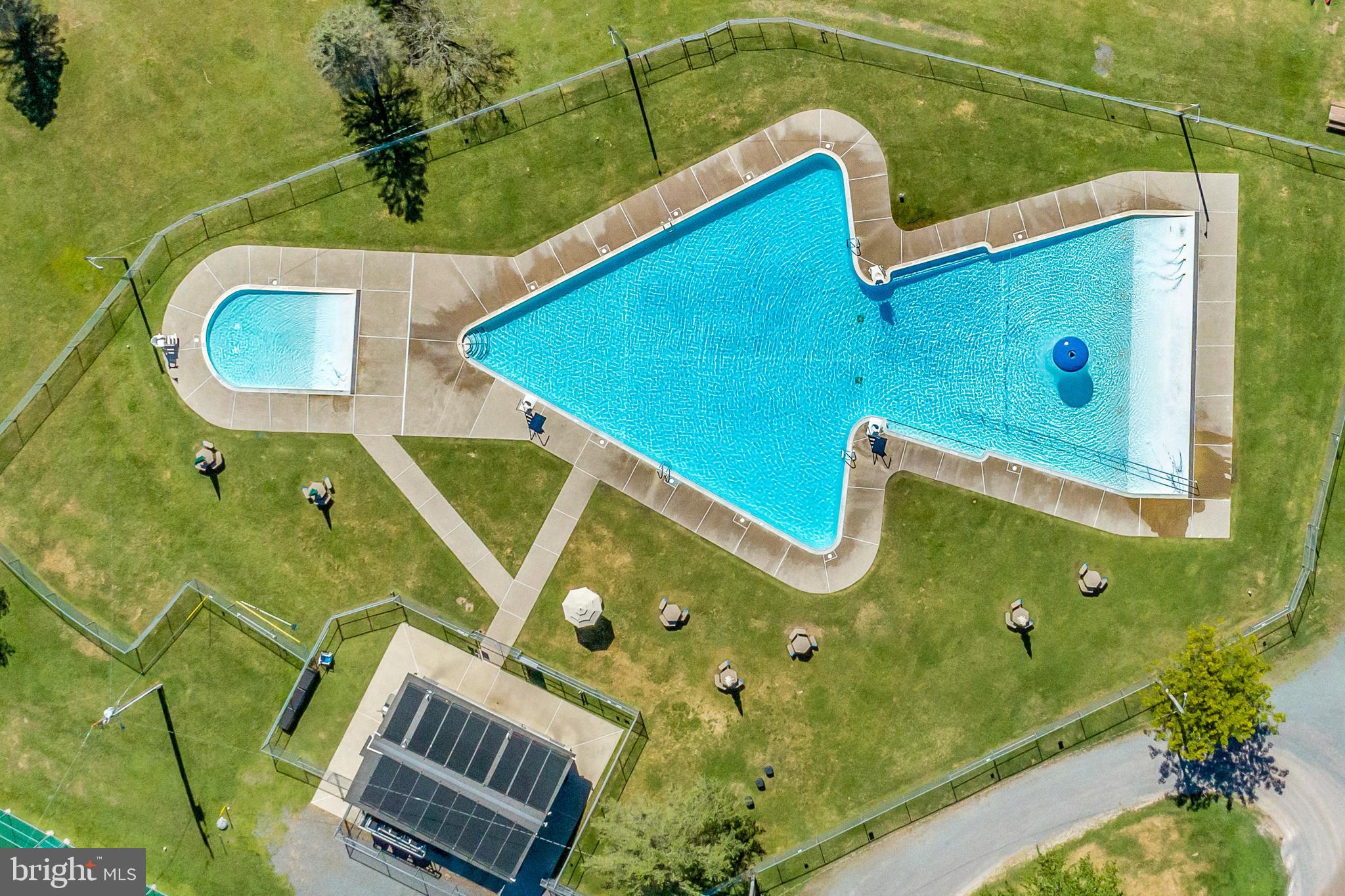 ARROWHEAD  LAKES - Residential