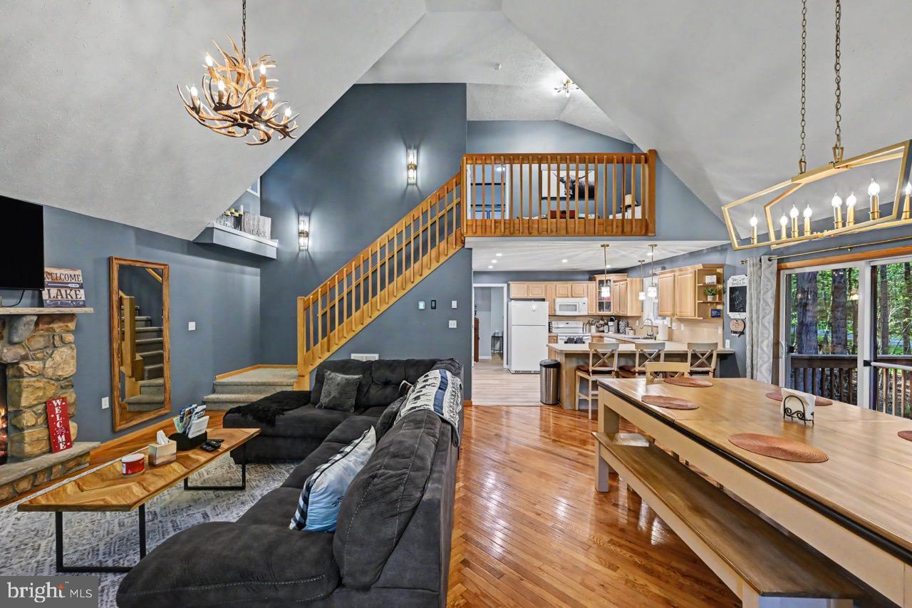 ARROWHEAD  LAKES - Residential