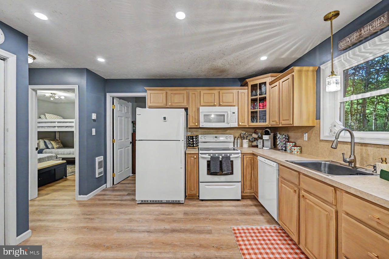 ARROWHEAD  LAKES - Residential