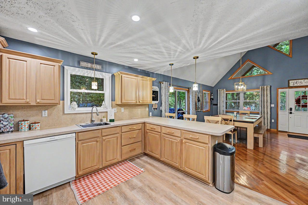 ARROWHEAD  LAKES - Residential