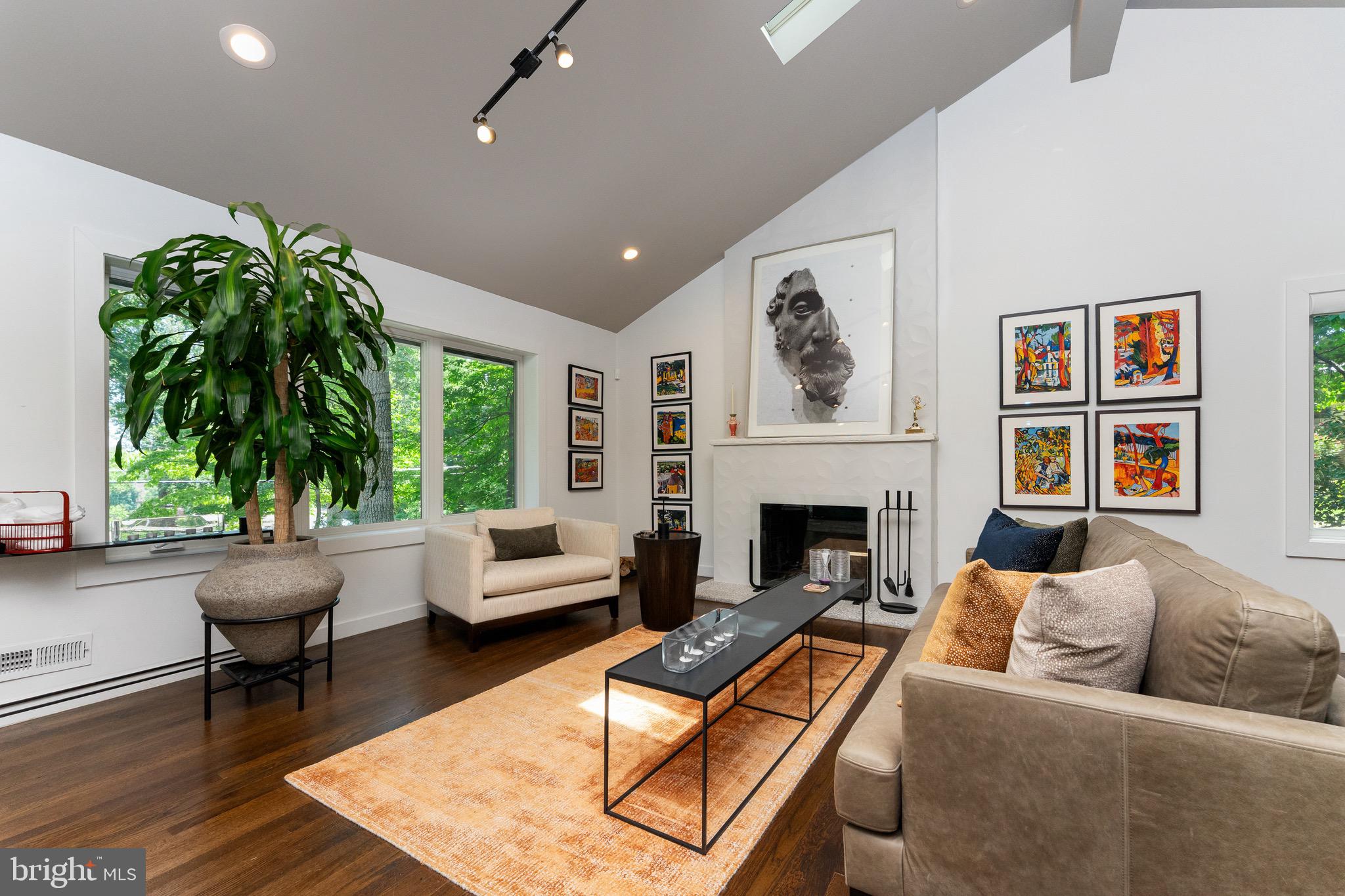 LAKE BARCROFT - Residential