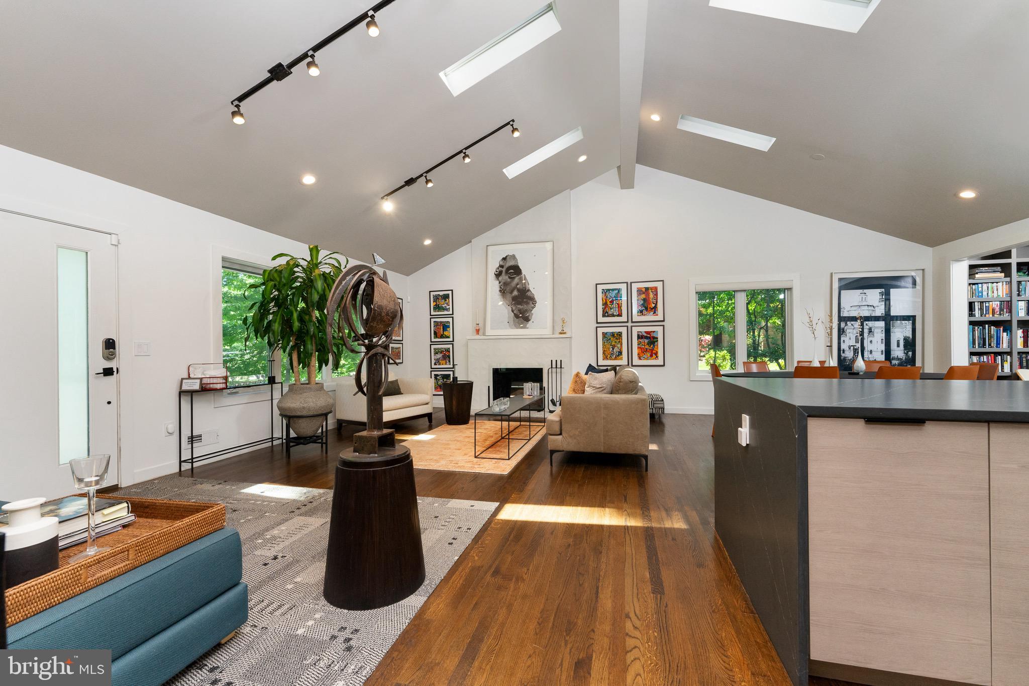 LAKE BARCROFT - Residential