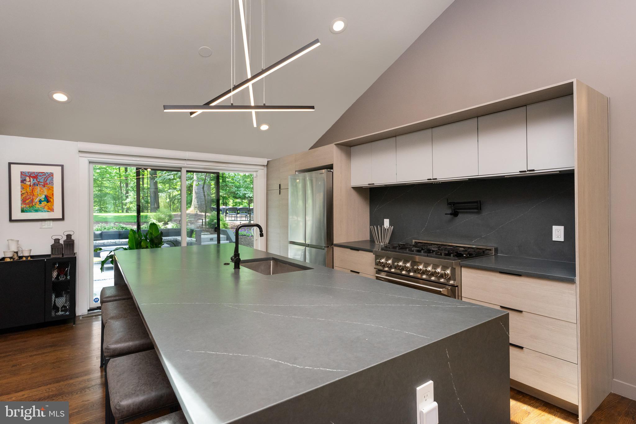 LAKE BARCROFT - Residential