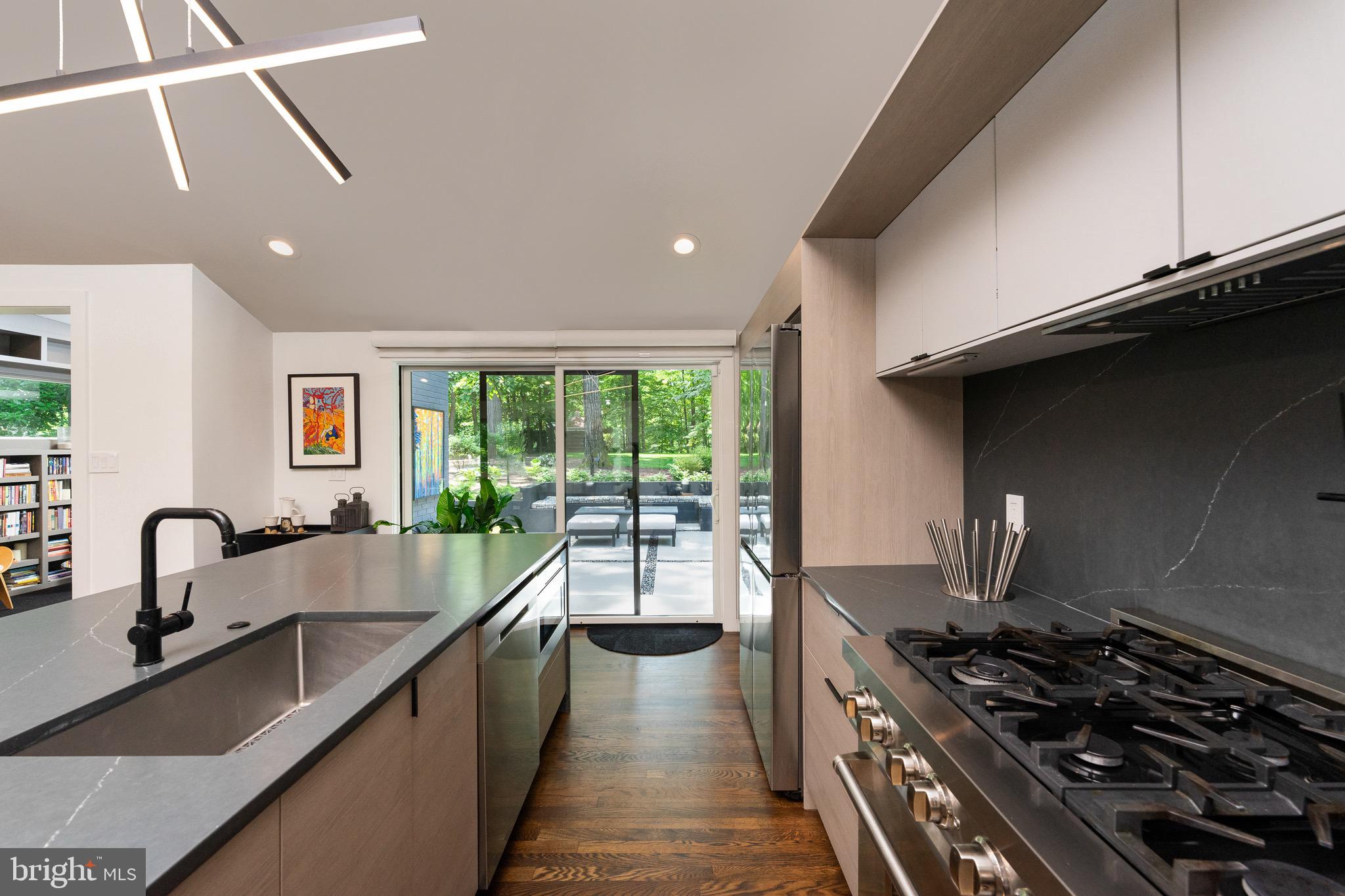 LAKE BARCROFT - Residential