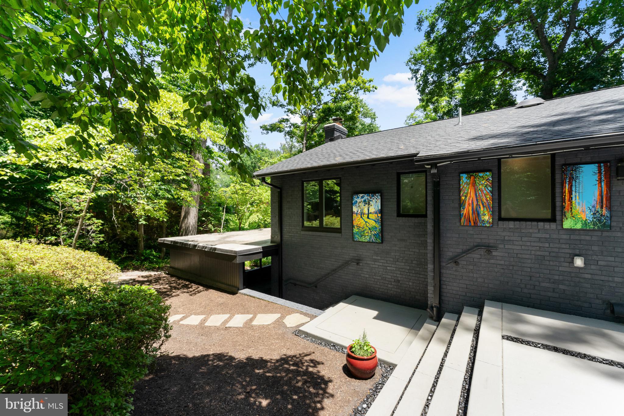 LAKE BARCROFT - Residential