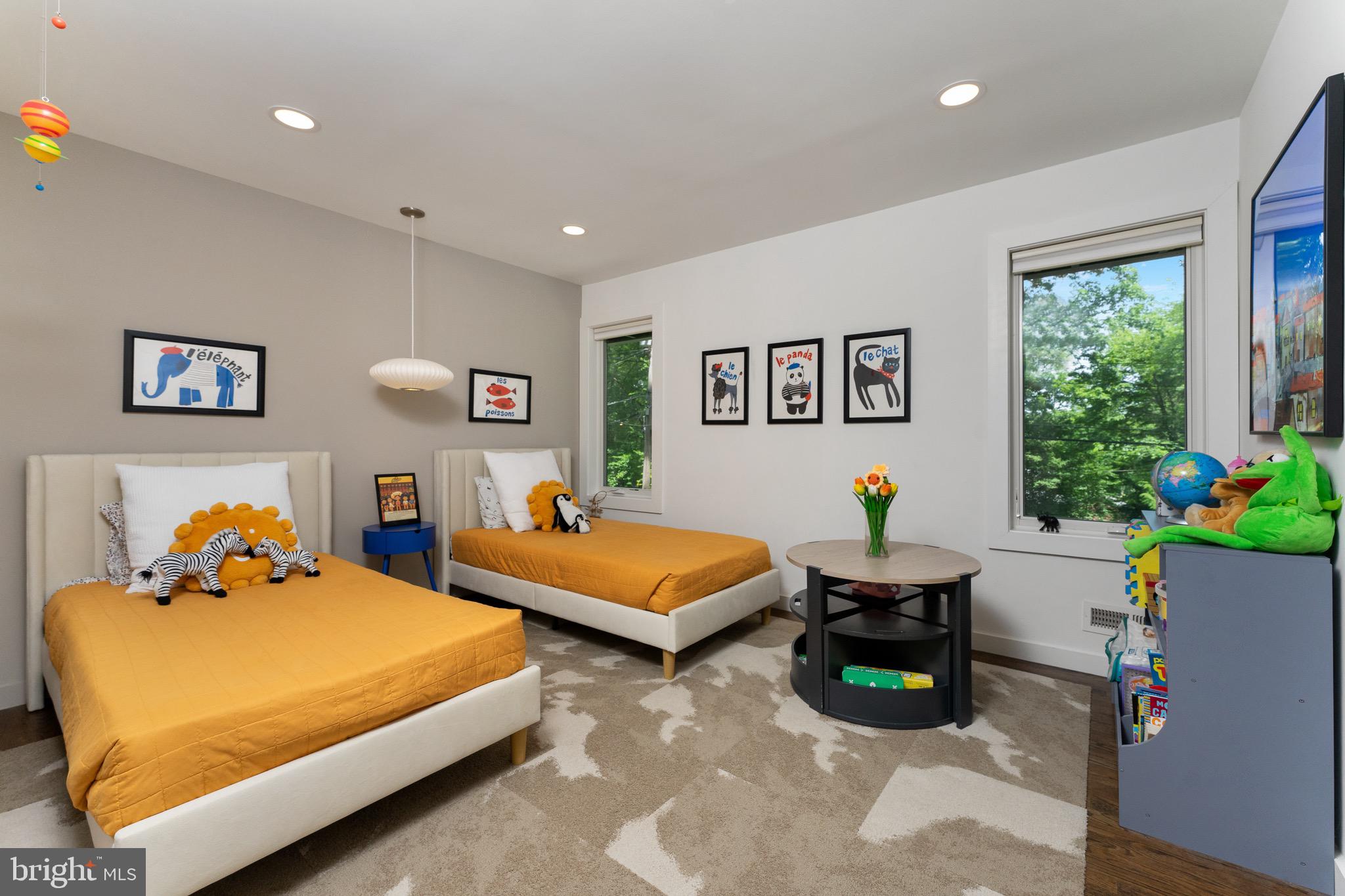 LAKE BARCROFT - Residential