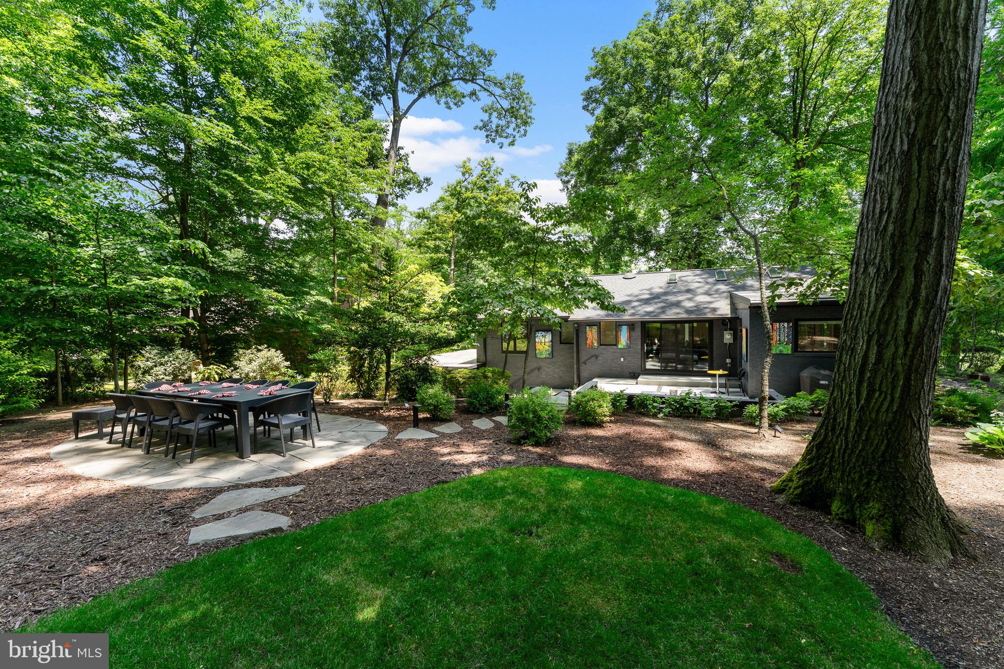 LAKE BARCROFT - Residential