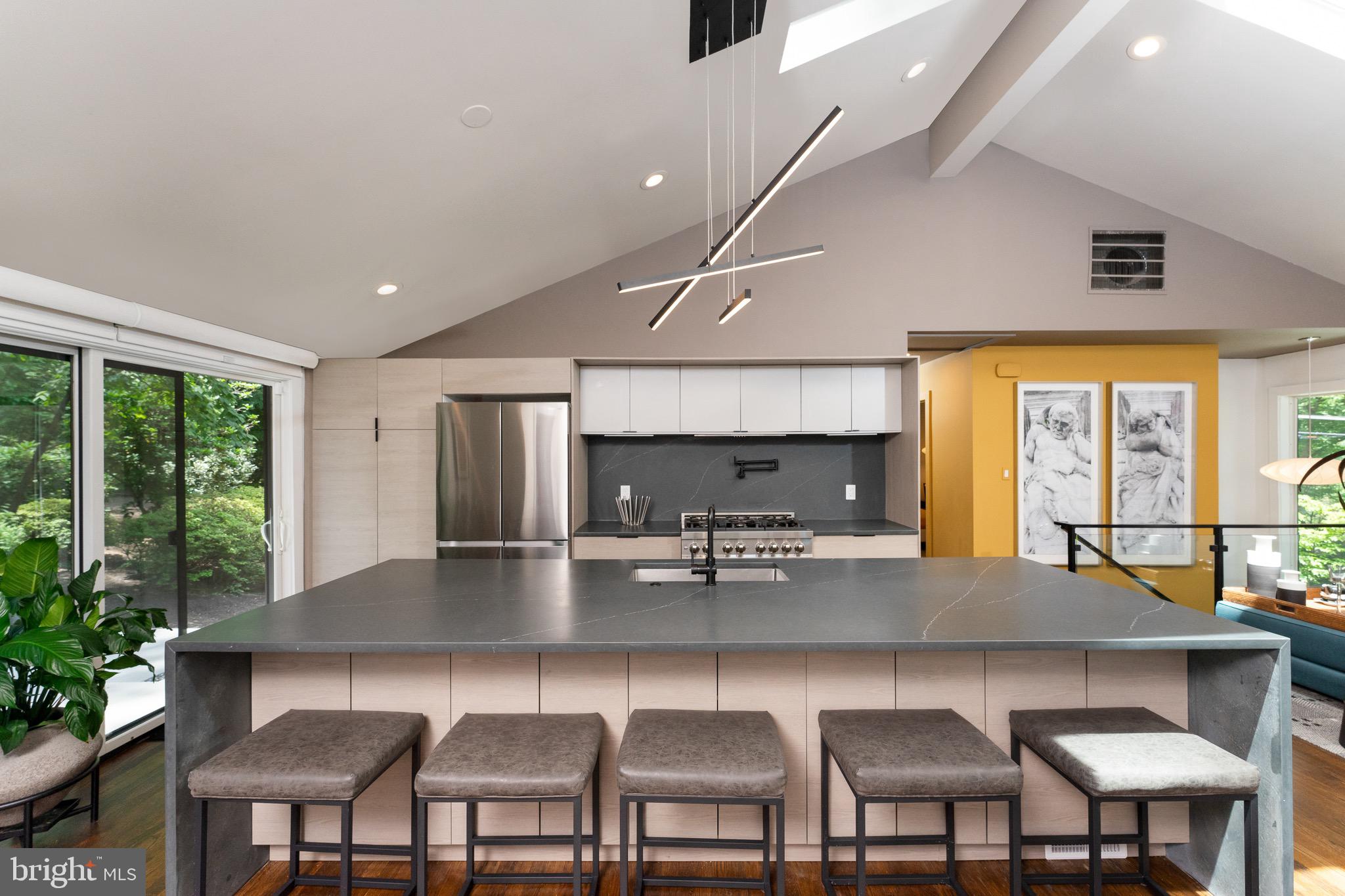 LAKE BARCROFT - Residential